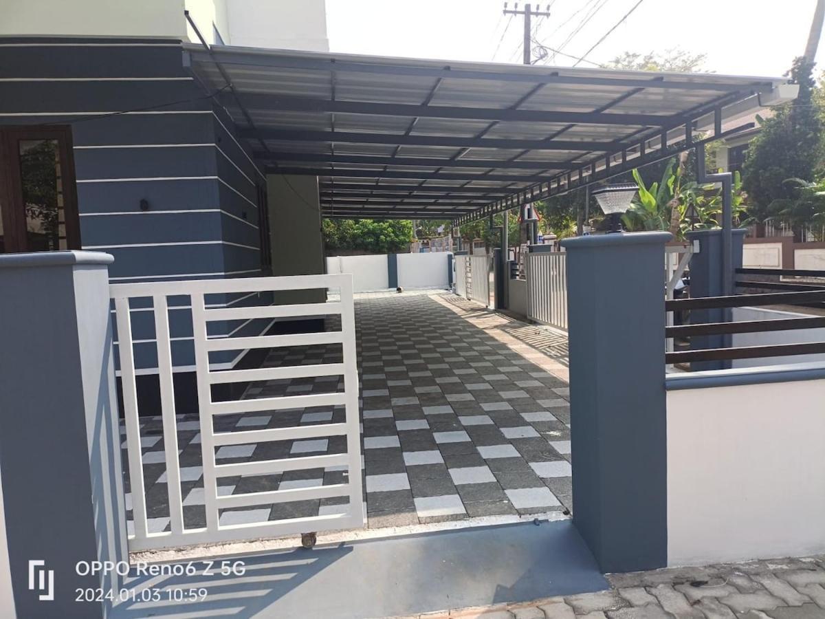 ChottanikaraElamkulam Penthouse - 3Bhk Ac With Kitchen - Kochiアパートメント エクステリア 写真